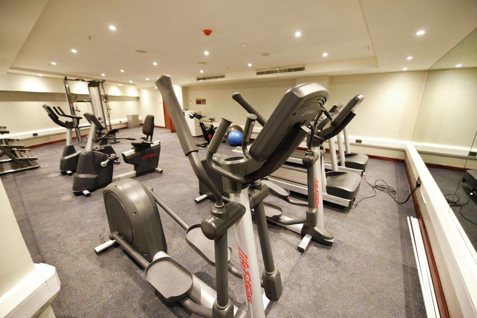 Hilton Garden Inn Kampala Bagian luar foto