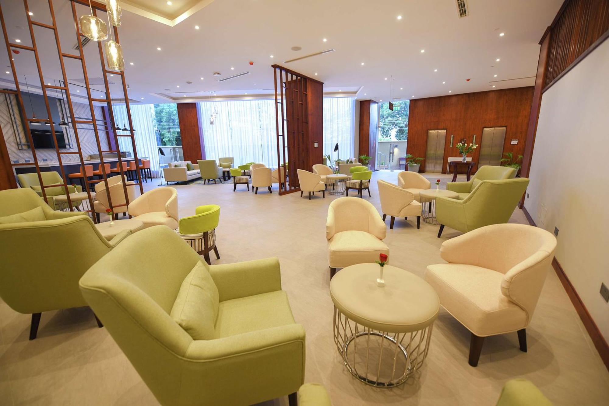 Hilton Garden Inn Kampala Bagian luar foto