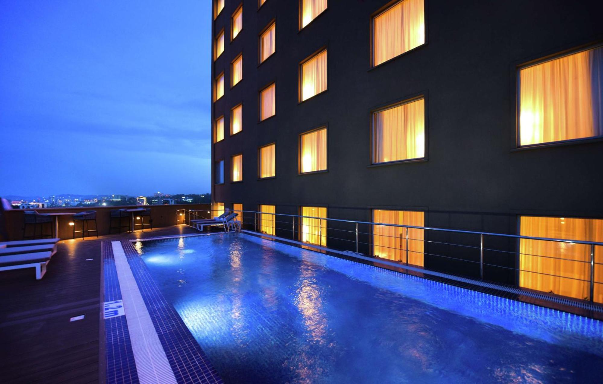 Hilton Garden Inn Kampala Bagian luar foto