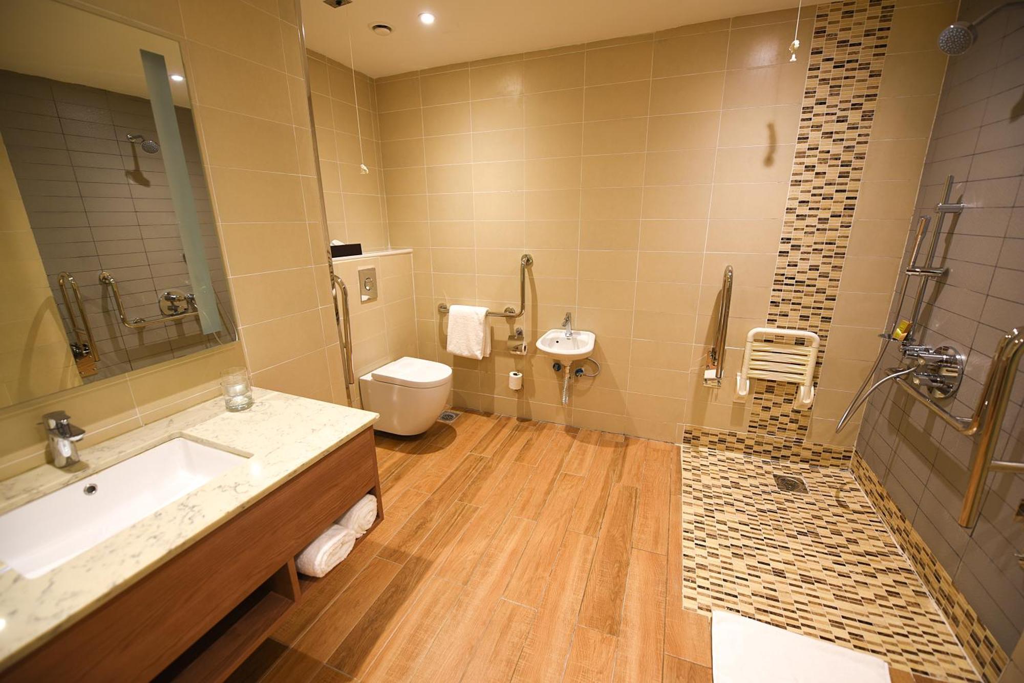Hilton Garden Inn Kampala Bagian luar foto