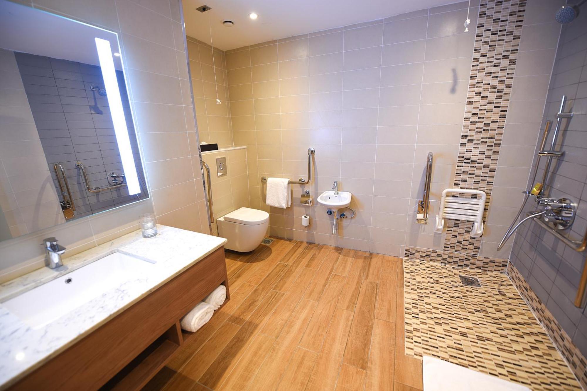 Hilton Garden Inn Kampala Bagian luar foto